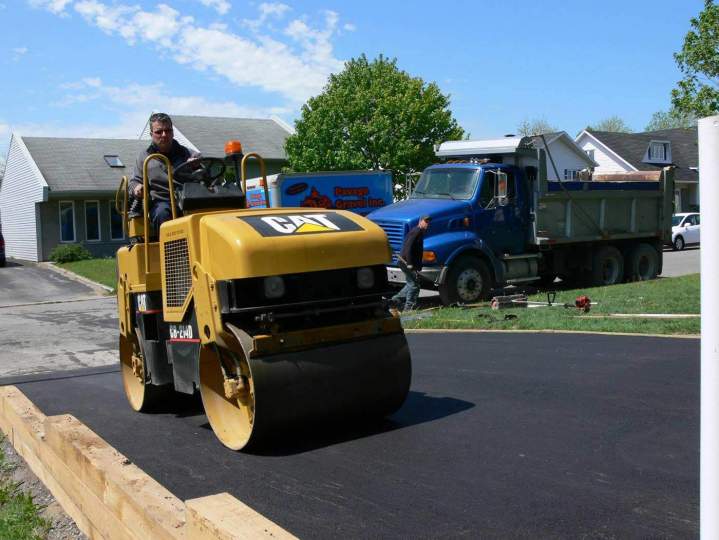 Travaux d'asphaltage pour les collectivités